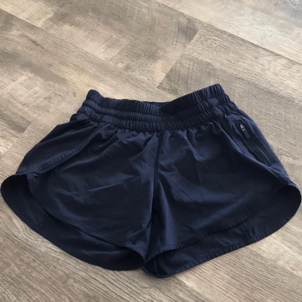 Lululemon Tracker short V 4” sz 6